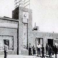 Проходная завода в 1932 году